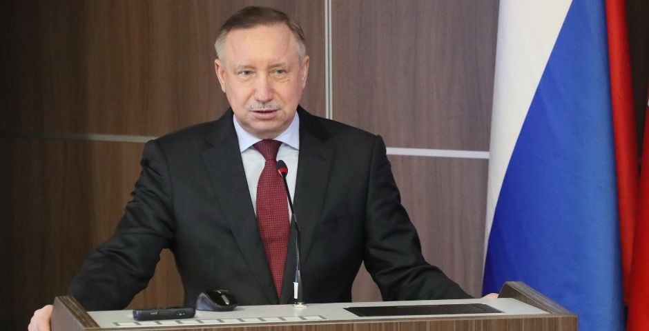 Беглов объяснил петербуржцам появление снежных завалов в центре города
