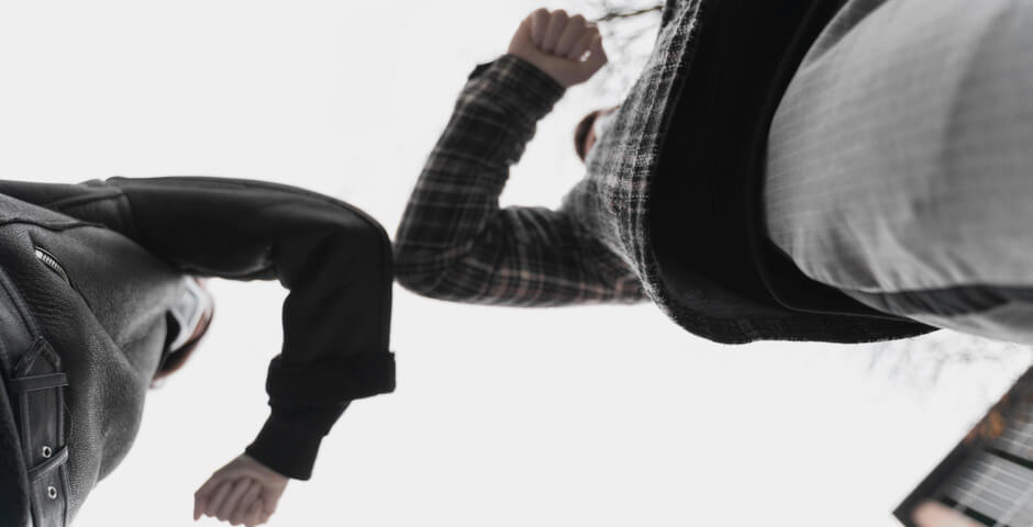 Десятки подростков в масках устроили дебош на улицах Петербурга