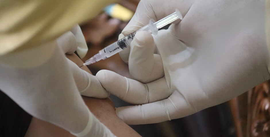 Инфекционист Чуланов рассказал, как прививки могут спасти от тяжелых последствий коронавируса