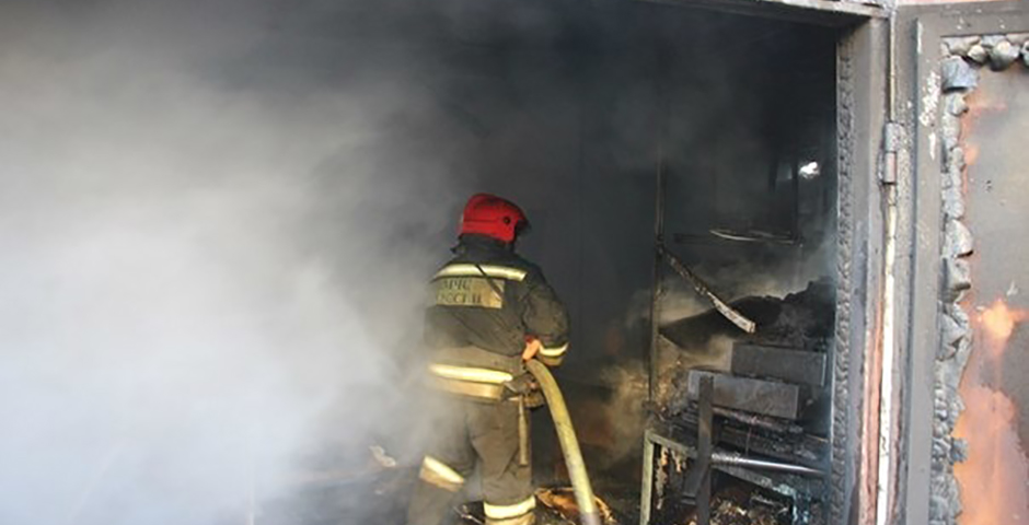 Пламя на 2,5 тыс. «квадратов»: в Петербурге ночью произошел крупный пожар
