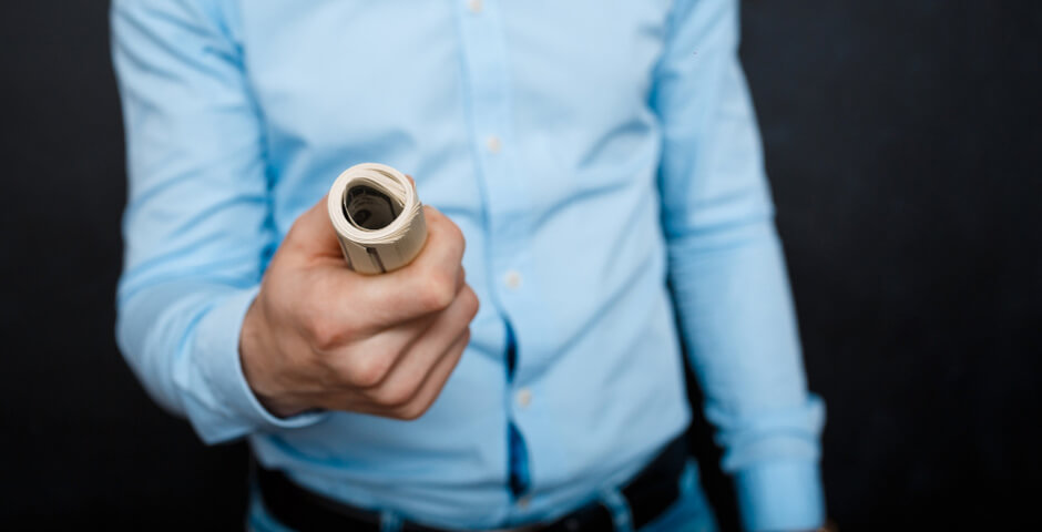 В Петербурге старшего инспектора Ространснадзора подозревают во взятках