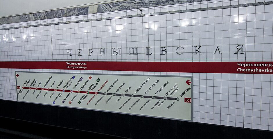 На станции метро «Чернышевская» в Петербурге начал обваливаться потолок