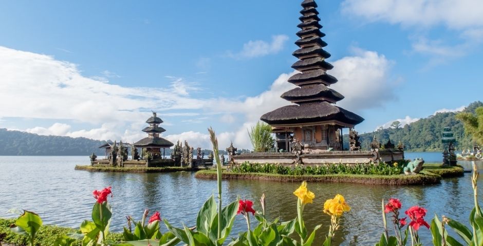 Бали пока отказывается принимать российских туристов