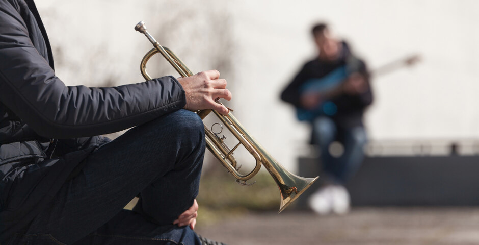 Уличная певица задержана в Петербурге за исполнение хитов иноагентов