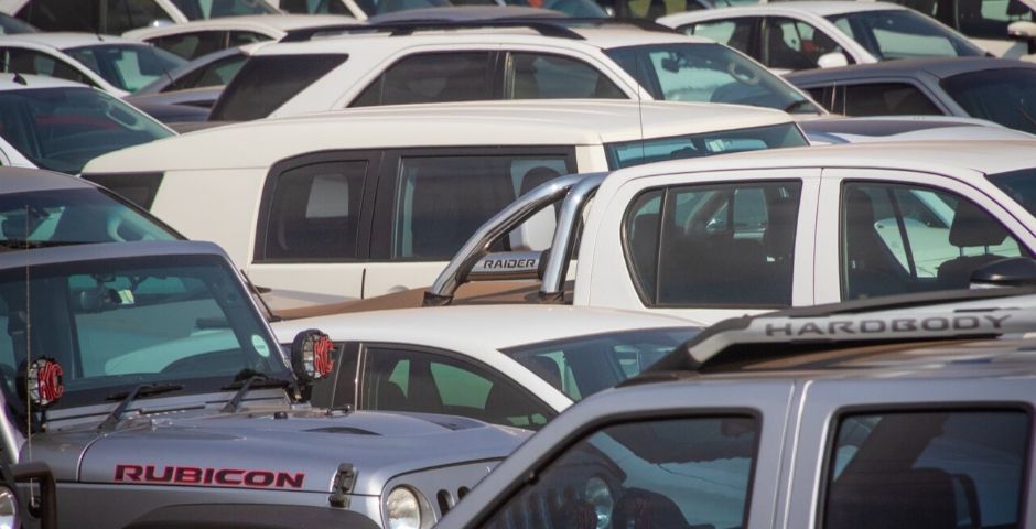 В Петербурге второй месяц подряд продолжают падать продажи машин