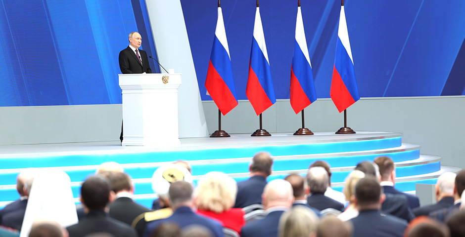 Россия обеспечит круглогодичную навигацию на Севморпути, заявил Путин