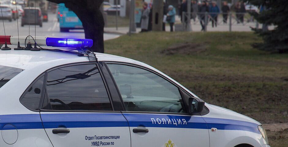 Водитель «Ауруса» показал фейковый документ пенсионера ФСБ и был задержан