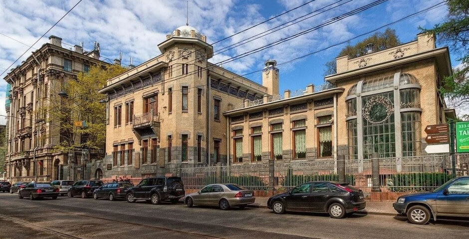 Петербуржцам показали поврежденный штыками в 1917 году портрет Николая II