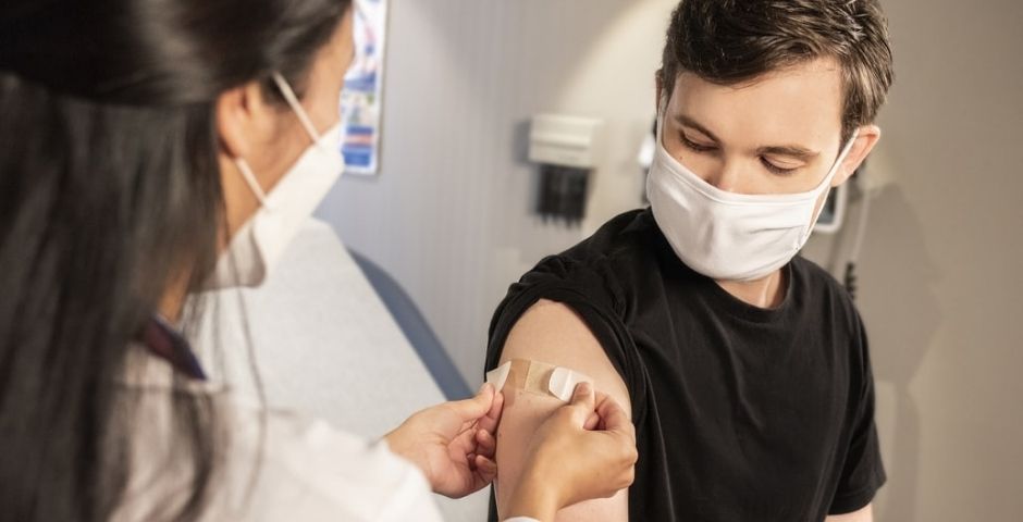 Жителям Псковской области продлили срок обязательной вакцинации