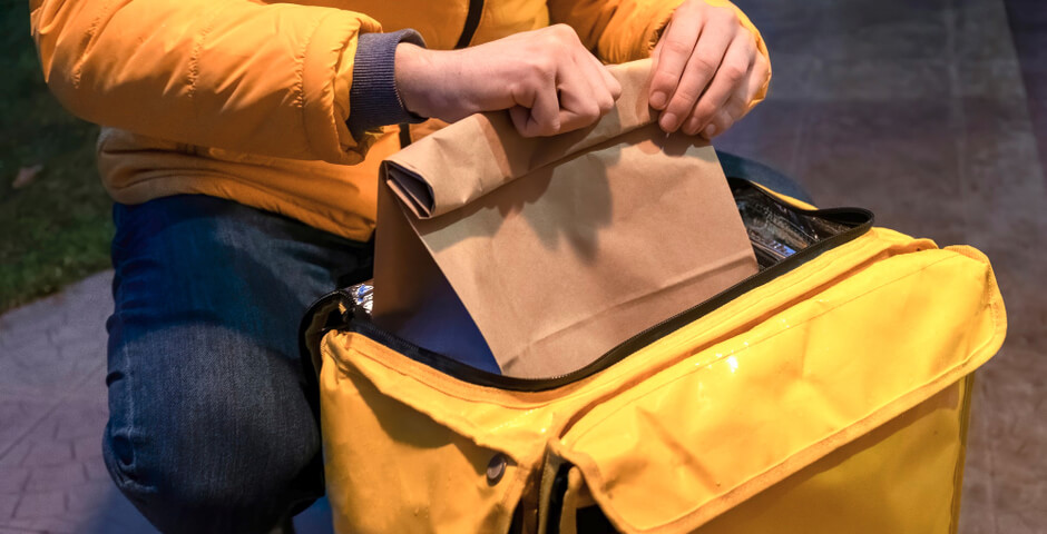 Полиция решила проверить курьеров в Петербурге и Ленобласти