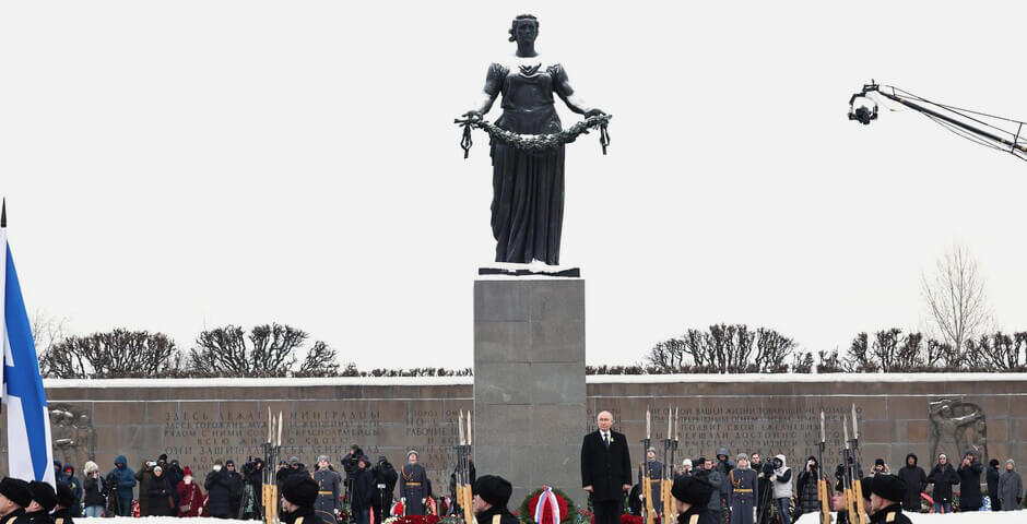 Путин в Петербурге возложил цветы к могиле, где похоронен его умерший в блокаду брат