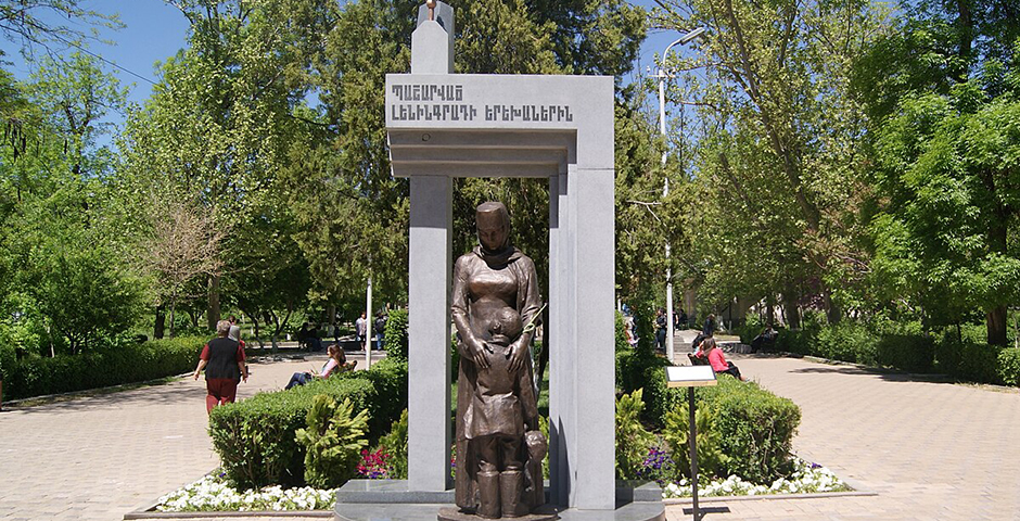 В Петербурге отреагировали на осквернение памятника детям блокадного Ленинграда в Ереване