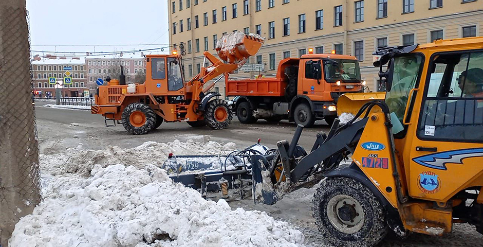 В Петербурге рассказали, сколько дворов убирают от снега с нарушениями
