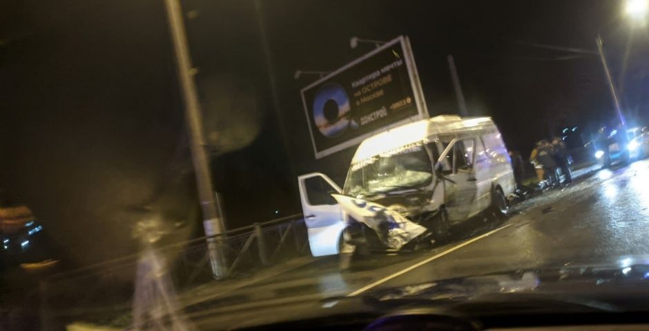 Погибший и с десяток пострадавших: на Петергофском шоссе произошло ДТП с маршруткой