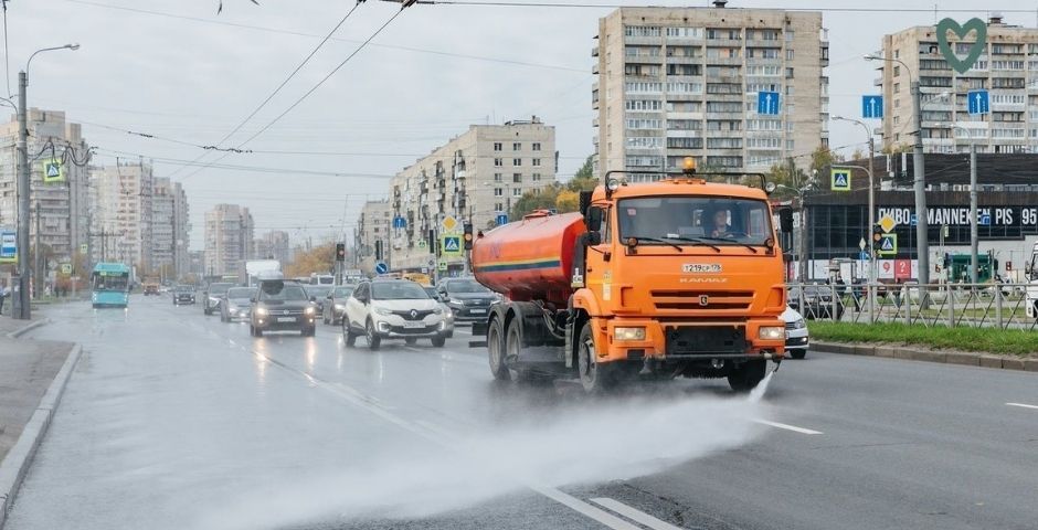 В Петербурге во время новых ограничений усилят уборку города