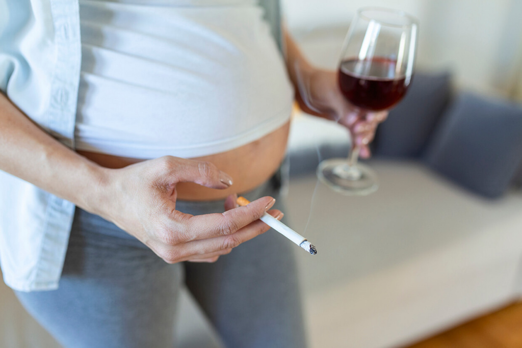 smoking-and-alcohol-pregnancywoman-on-a-long-pregnancy-drinking-alcohol-and-smoking-cigarettesproblems-of-alcoholism-and-the-period-of-bearing-a-childdanger-of-losing-a-baby-miscarriage-alcoholic.jpg