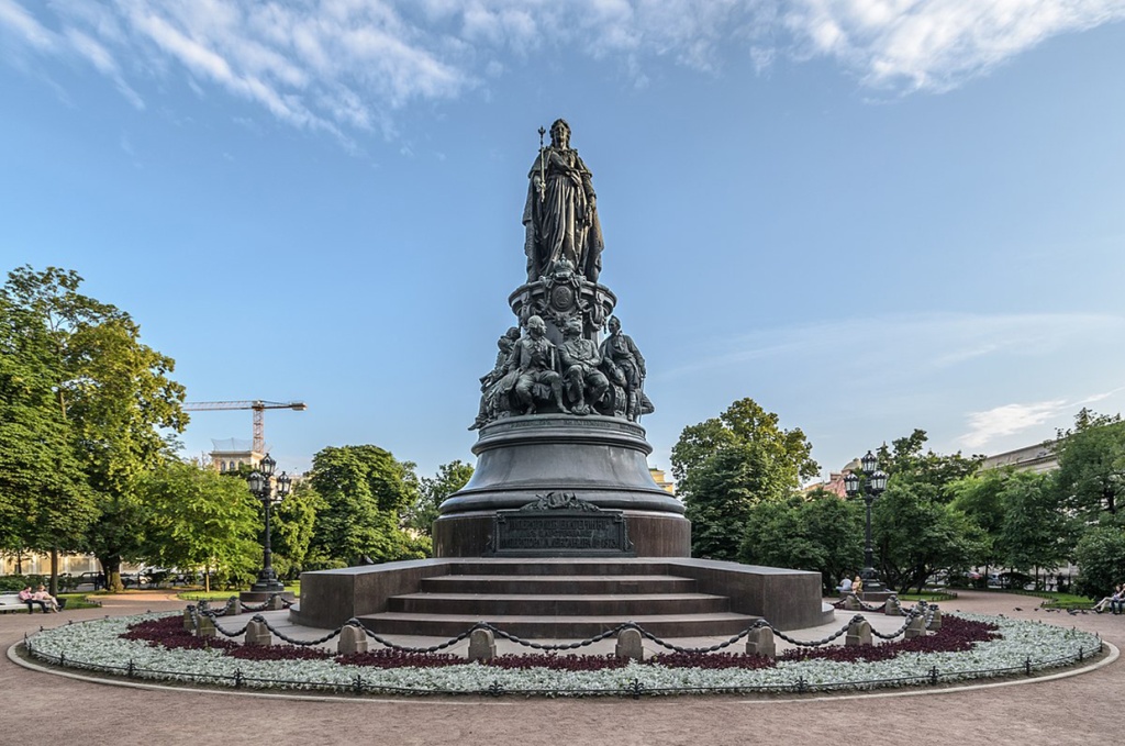 Monument_to_Catherine_II_in_SPB.jpg