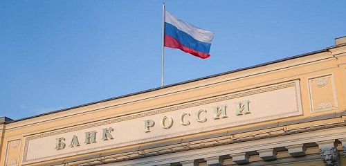 Банковских карт больше, объем операций по ним — меньше