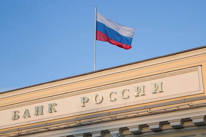 Банковских карт больше, объем операций по ним — меньше