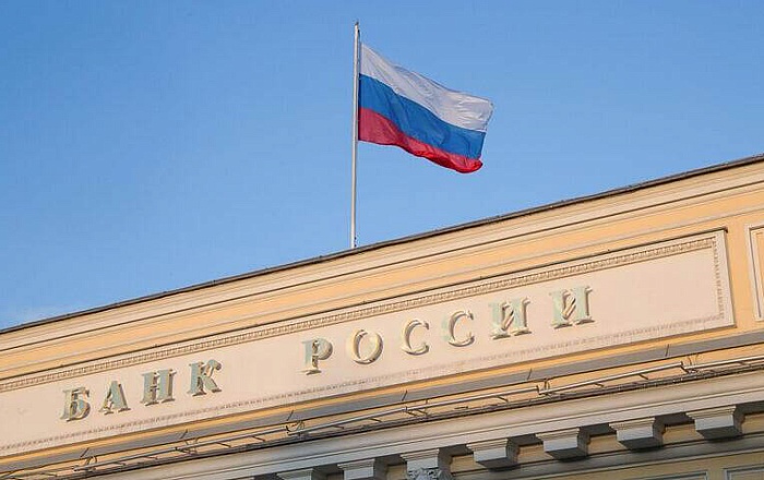 Банковских карт больше, объем операций по ним — меньше